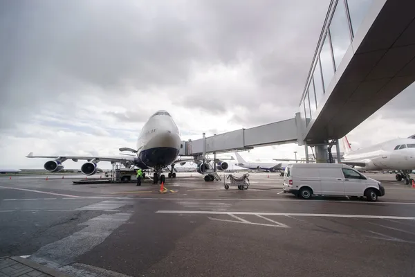 Aviones a reacción en Domodedovo aeropuerto — Foto de Stock