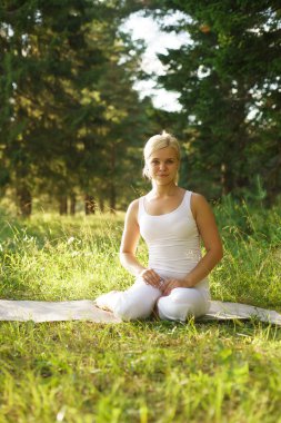 yeşil park arka plan üzerinde kadın