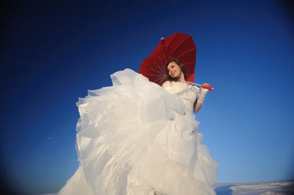 Donna in posa in abito da sposa — Foto Stock