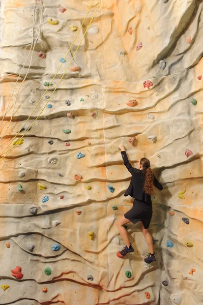 Mujer de negocios en pared de roca — Foto de Stock