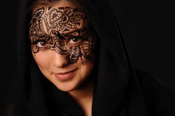 Unga skönhet kvinna med traceryen i ansiktet — Stockfoto