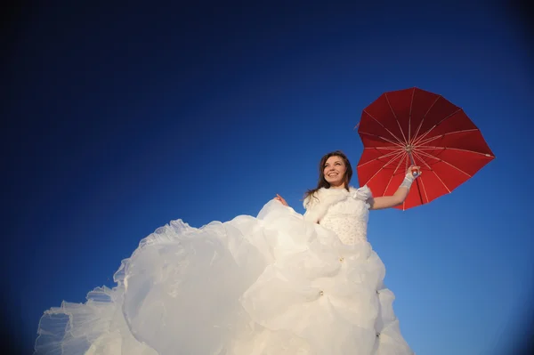 Vrouw poseren in trouwjurk — Stockfoto