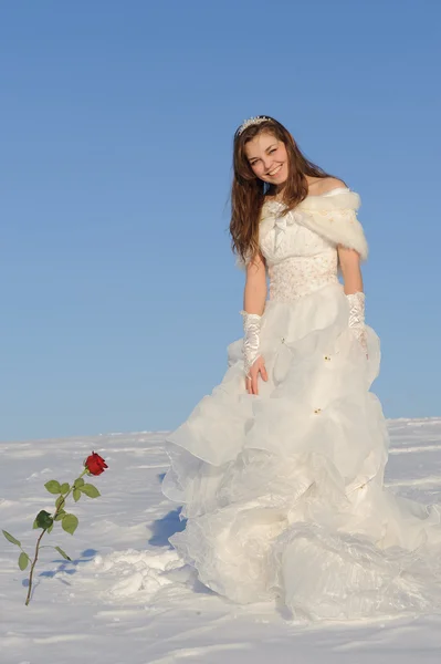 Femme posant en robe de mariée — Photo