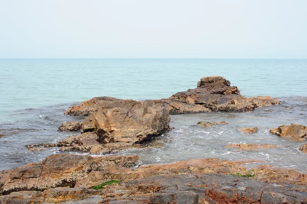 Kayaların üzerinde deniz kıyısı — Stok fotoğraf