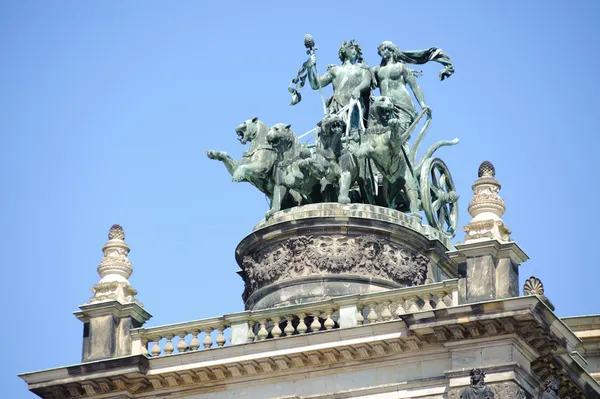 Estátua no telhado — Fotografia de Stock