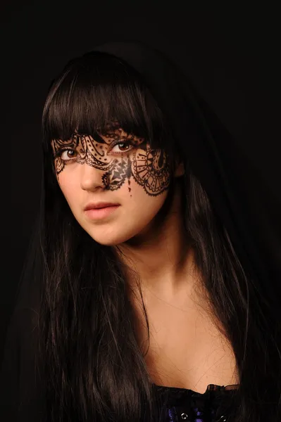 Piękna młoda kobieta z maswerk na twarzy — Zdjęcie stockowe