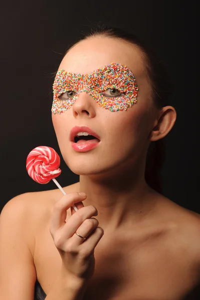 Szexi nő arcán candy maszkkal — Stock Fotó