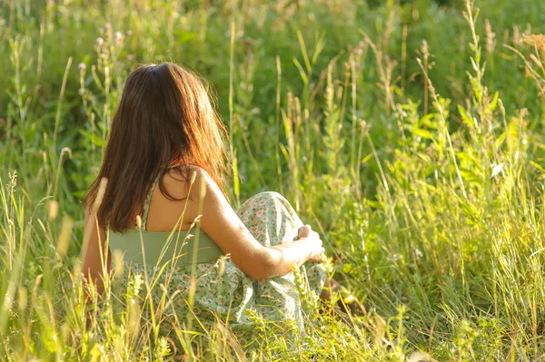 Frau im Gras — Stockfoto