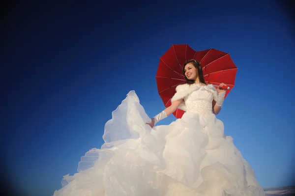 Femme posant en robe de mariée — Photo