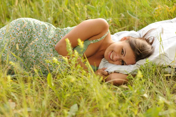 Femme dans l'herbe — Photo