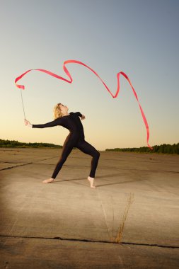 kurdele ile dansçı