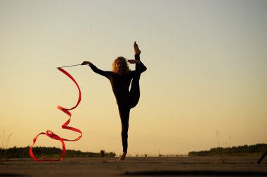 kurdele ile dansçı