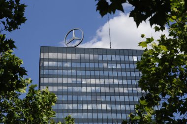 Mercedes benz logosu yüksek artış binanın çatı üzerinde