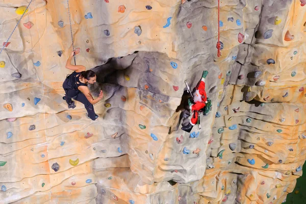 Mujer en la pared de roca en el centro deportivo —  Fotos de Stock