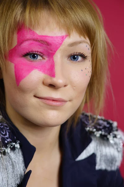 Подросток с розовой звездой на лице — стоковое фото