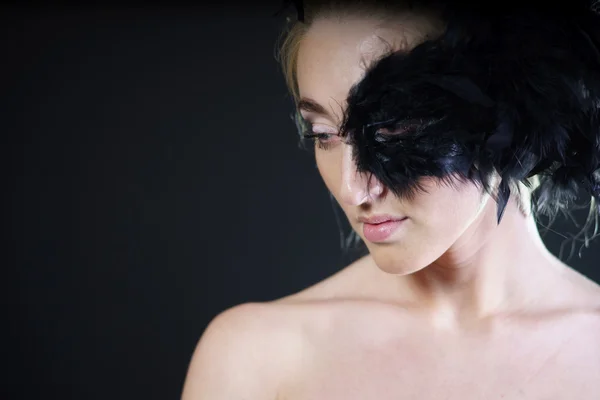 Σέξι γυναίκα με μάσκα ημίσεος προσώπου μαύρο φτερό — Φωτογραφία Αρχείου