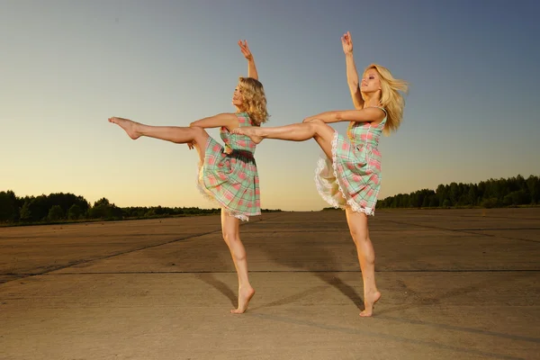 Dansende vrouwen — Stockfoto