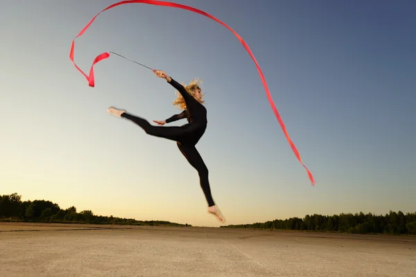 Danseuse sautant avec ruban — Photo