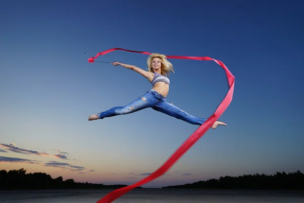 Bailarina saltando con cinta — Foto de Stock
