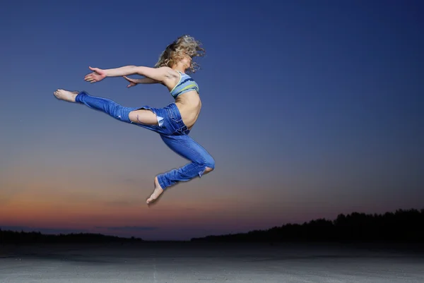 Mulher salto à noite — Fotografia de Stock