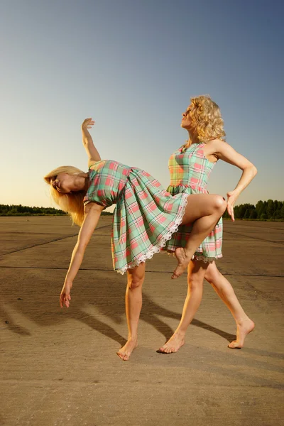 Dansende vrouwen — Stockfoto