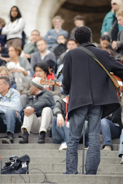 Músico masculino tocando en la calle cerca de Sacre Coeur por dinero —  Fotos de Stock