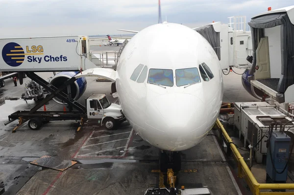 Close-up shot of Delta airplane — Stock Photo, Image