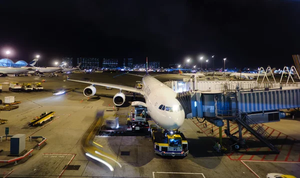 Flugzeug im internationalen Flughafen von Hongkong angedockt — Stockfoto