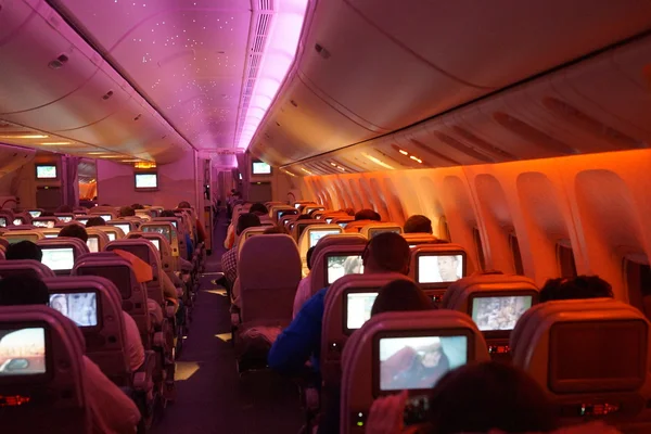 Emírségek belső boeing 777 repülőgép éjjel — Stock Fotó