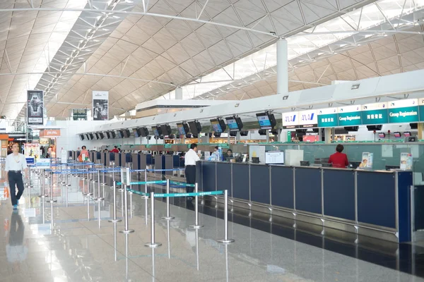 Banchi check-in all'aeroporto internazionale di Hong Kong — Foto Stock