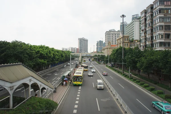 Buses and cars at roads of Guangzhou — Stock Photo, Image