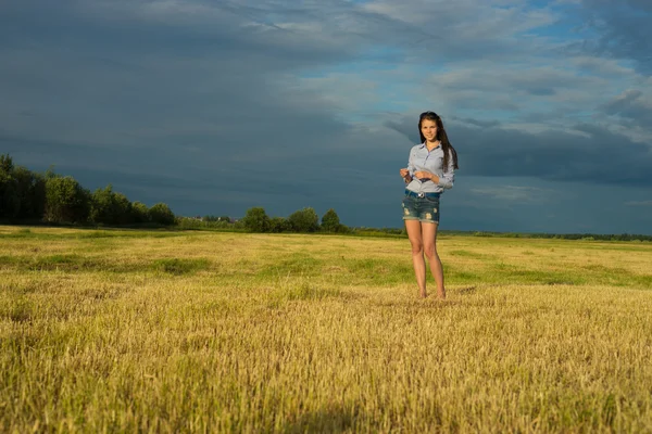 Mulher em pé no campo de grama — Fotografia de Stock