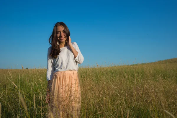 Woman stand in grass field — Stock Photo, Image