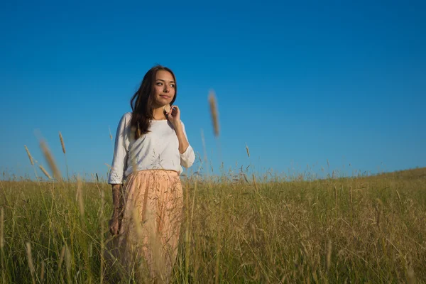 Woman stand in grass field — Stock Photo, Image