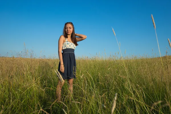 Mujer parada en el campo de hierba —  Fotos de Stock