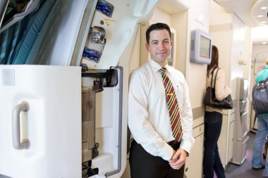 Emirates mürettebat üyesi yolcuları karşılamak