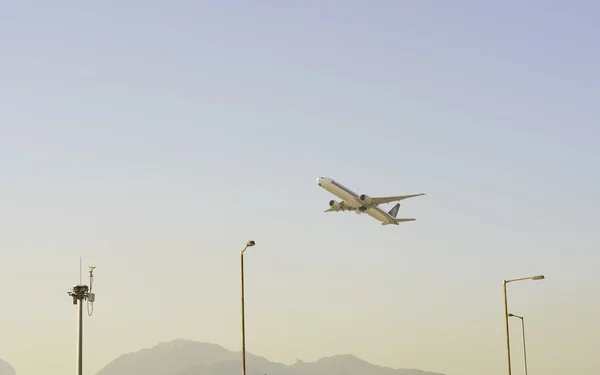 ジェット飛行離陸香港国際空港から — ストック写真