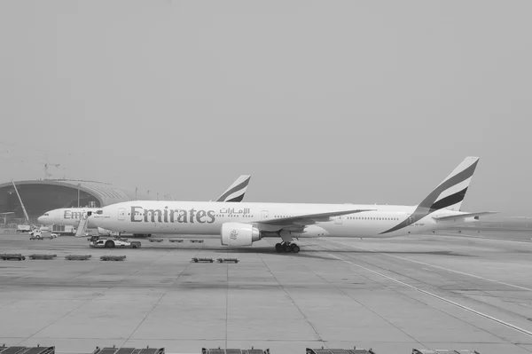 Emirates loty na lotnisko w Dubaju — Zdjęcie stockowe