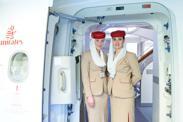 Les membres d'équipage d'Emirates rencontrent des passagers — Photo