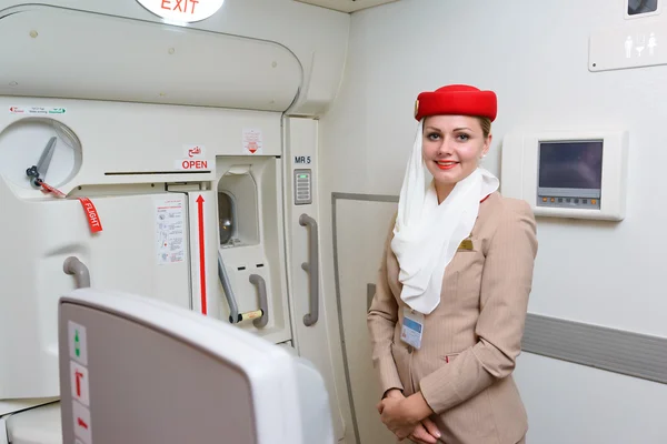 Член экипажа Emirates — стоковое фото