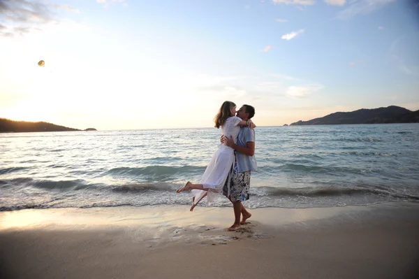 Jong stel op het strand — Stockfoto