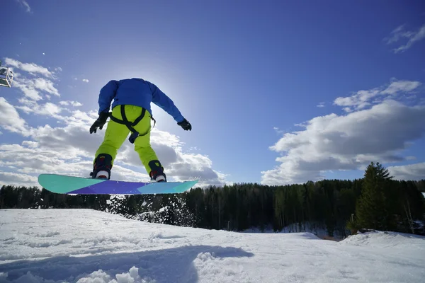 Человек на сноуборде прыгает — стоковое фото