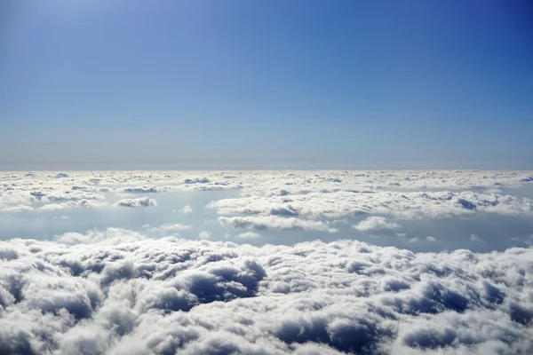 Letecký pohled na modrou oblohu s mraky — Stock fotografie