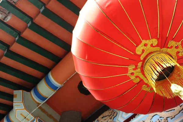 Rote Laterne in der Nähe buddhistischer Tempel — Stockfoto