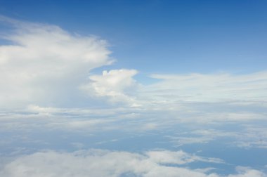 Bulutlu mavi gökyüzü