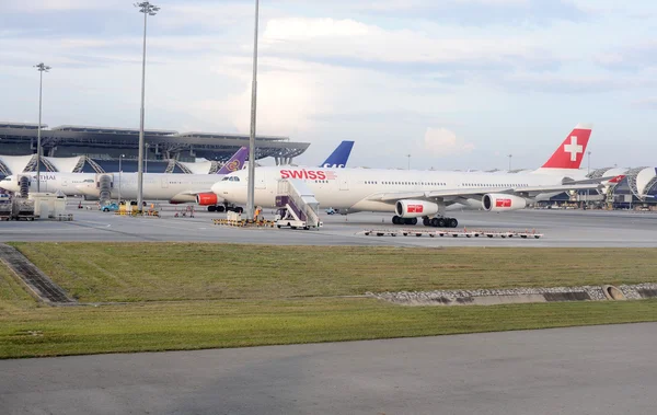 Swiss airlines a340 v letiště suvarnabhumi — Stock fotografie