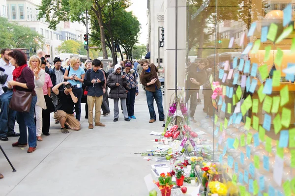 Заметки на стекле магазина Apple — стоковое фото