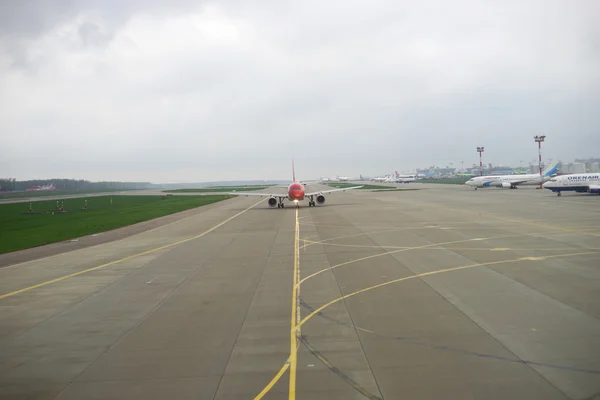 Реактивные самолеты в аэропорту Домодедово — стоковое фото