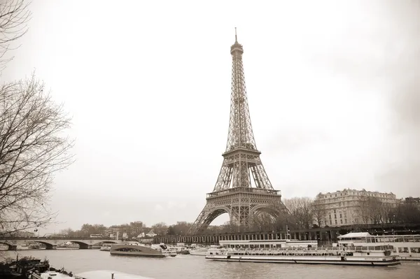 Eiffel-tornet och seine floden — Stockfoto