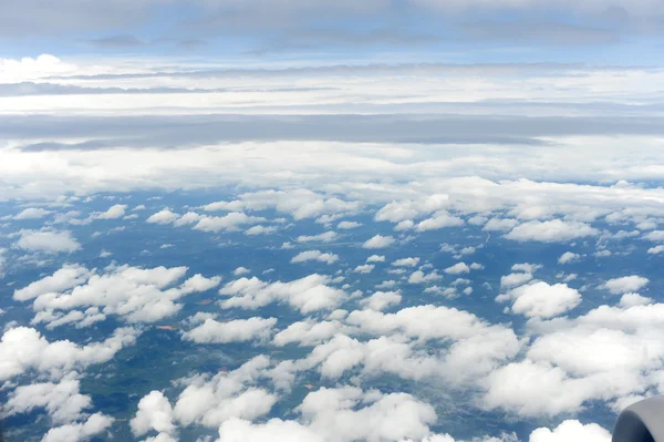 Céu azul com nuvens — Fotografia de Stock